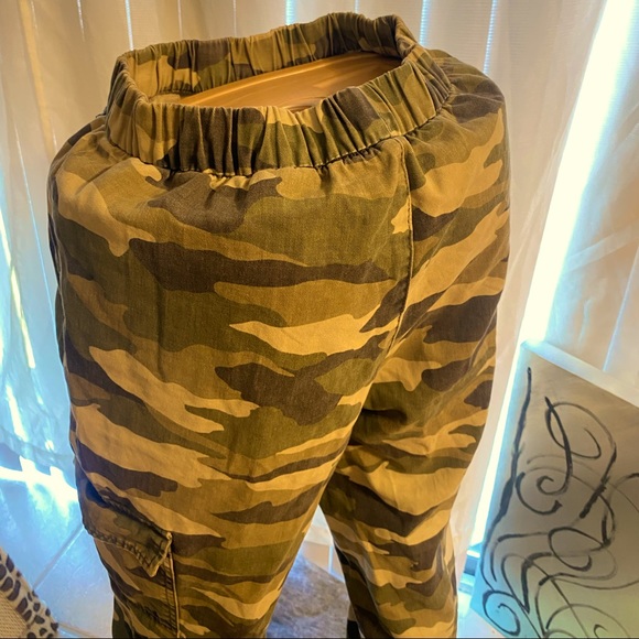 ** Billie Eilish merch** Camouflage Joggers from H&M. - Picture 2 of 11